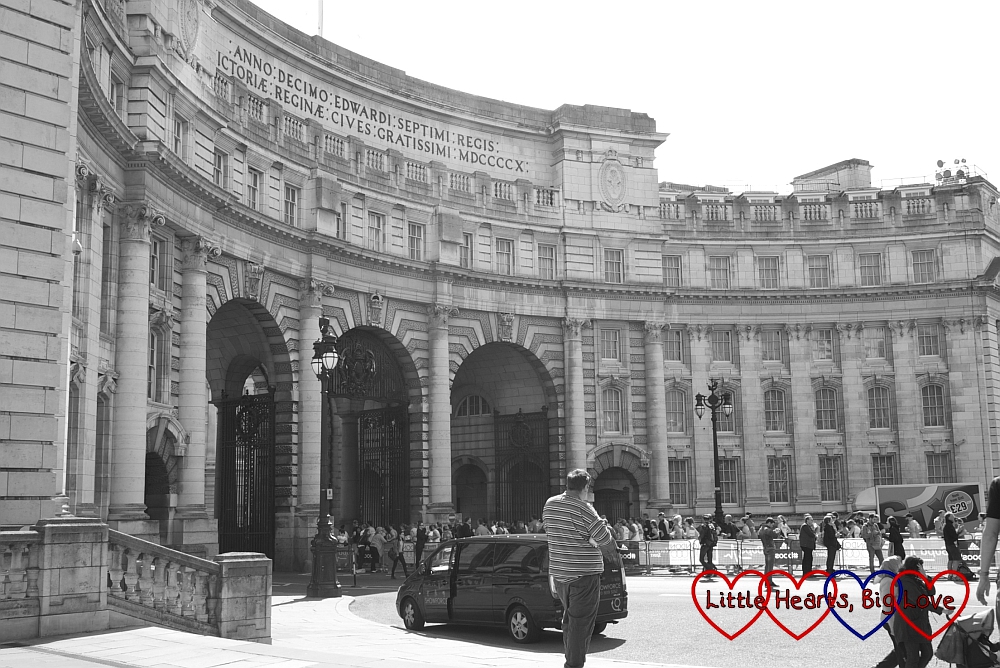 Looking out at Admiralty Arch - Black & white photography project #47 - Little Hearts, Big Love