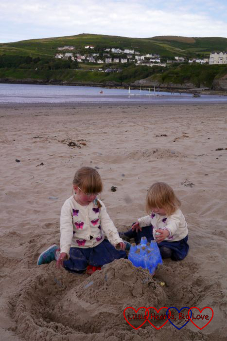 Having fun on the beach - What I'm thankful for this week 26/07/15 - Little Hearts, Big Love