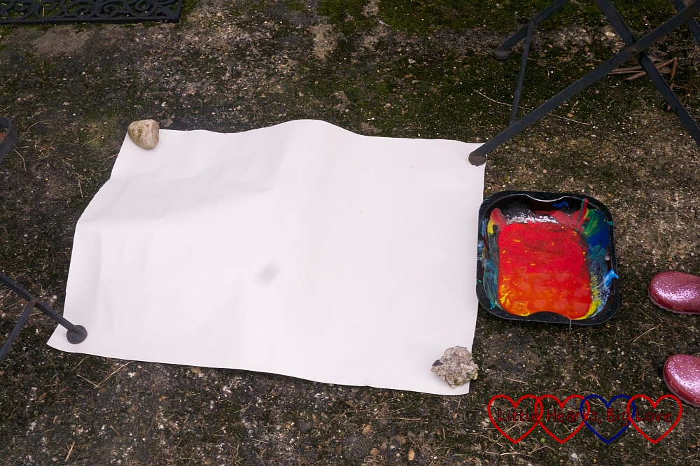 Footprint painting in the garden: the autumn edition - Little Hearts, Big Love