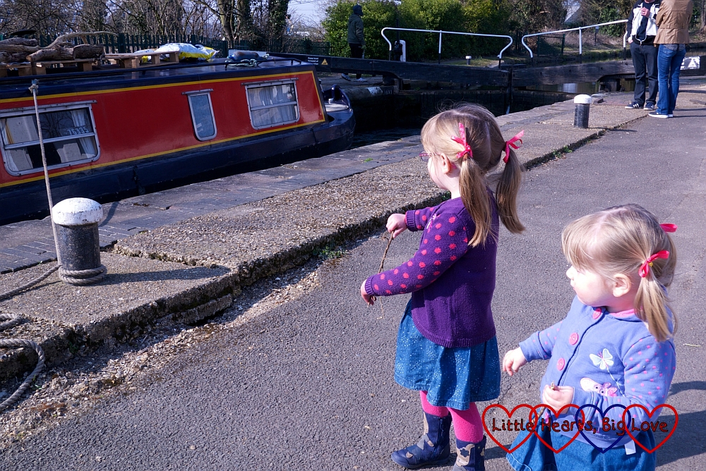 Watching a boat go through the lock - A walk along the canal - Little Hearts, Big Love