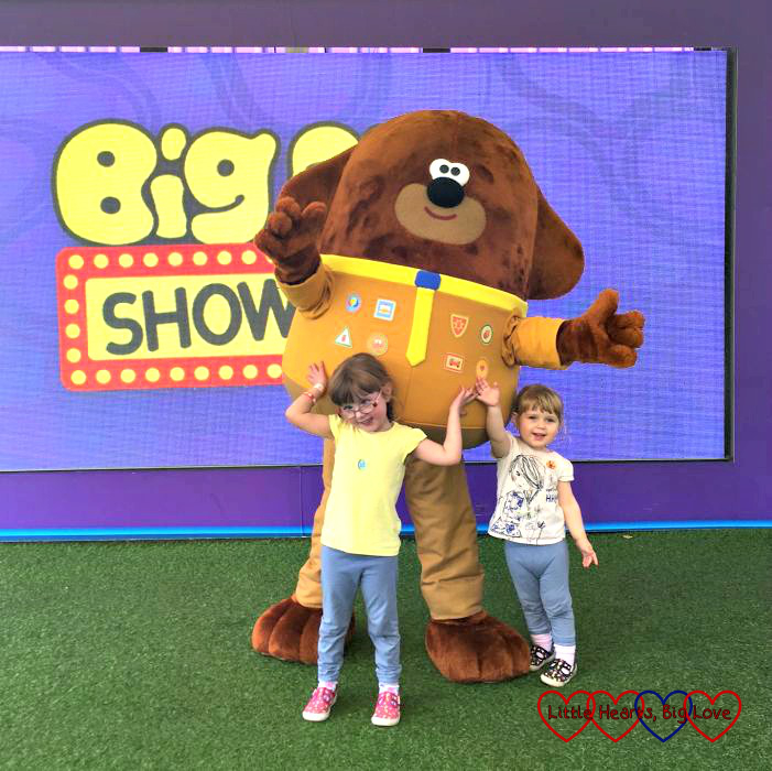 Jessica and Sophie meeting Duggie from Hey Duggie at CBeebies Land