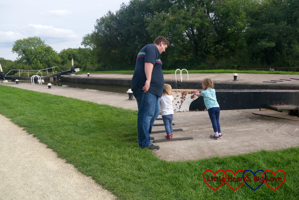 Jessica, Sophie and hubby opening lock gates at Hatton Locks