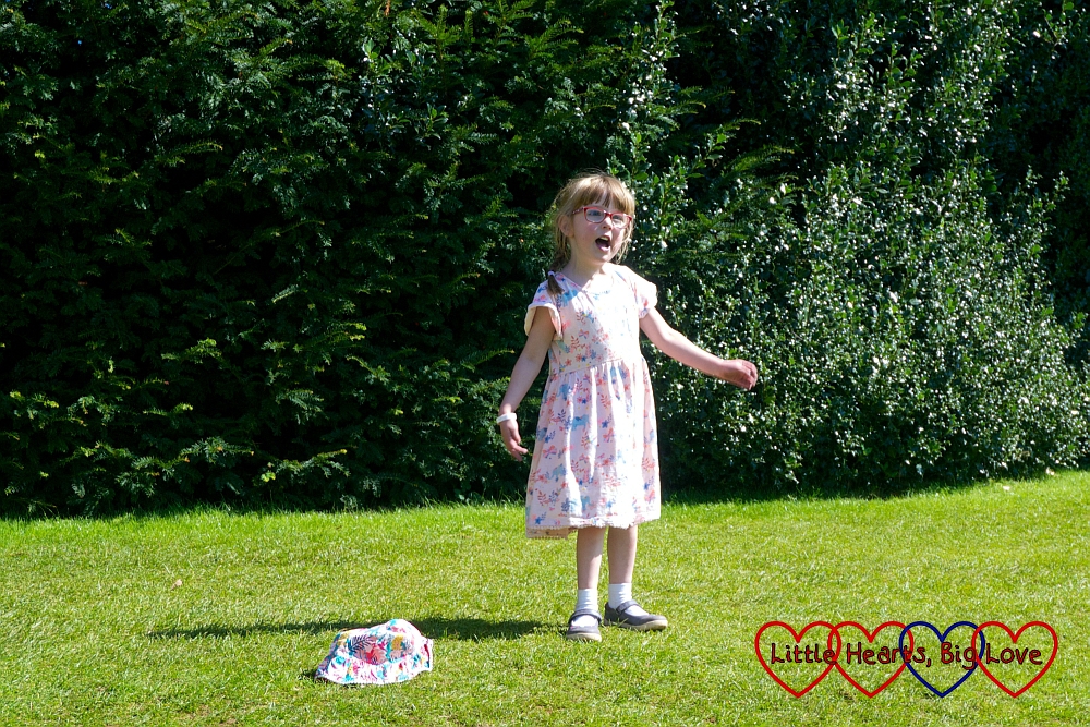 Jessica juggling ten imaginary balls at Upton House