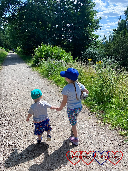 Thomas and Sophie walking along hand-in-hand