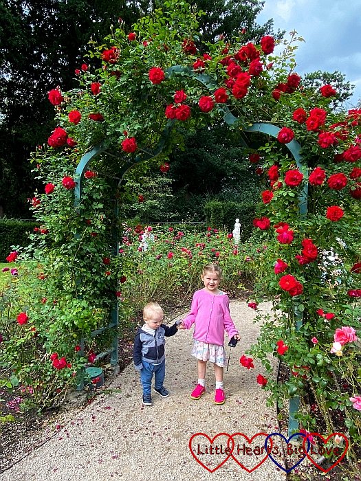 Thomas and Sophie under a rose-covered archway